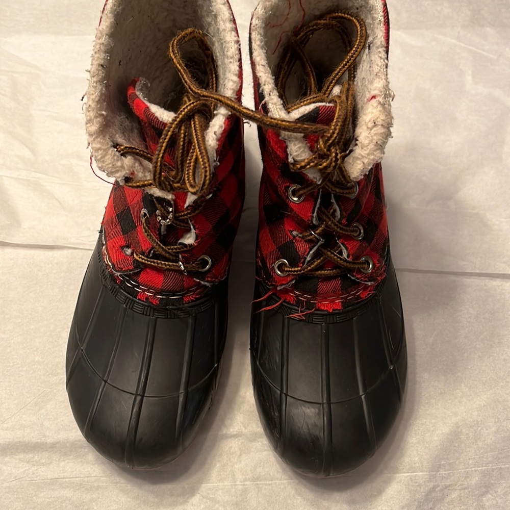 🔥🔥🔥 Girls plaid duck boots size 4